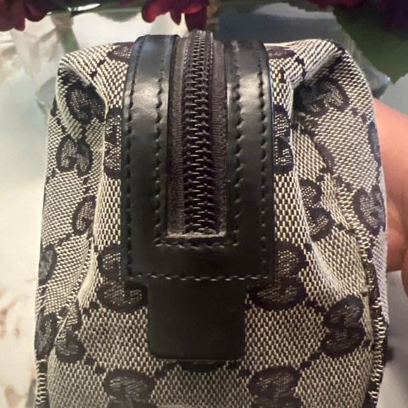Preloved Authentic Gucci GG Monogram Zip pouch/ toiletry/cosmetic bag- Blue - Picture 3 of 10